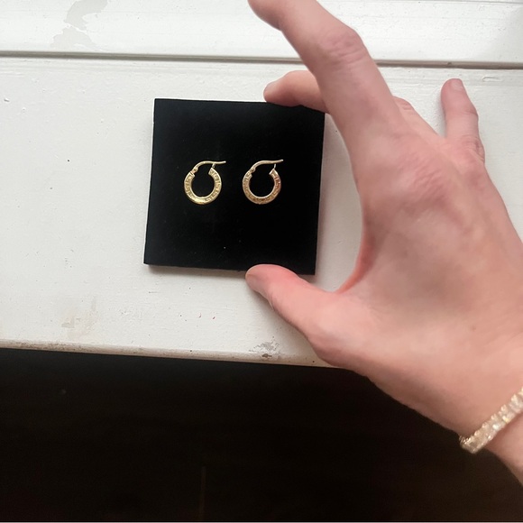 NWT 18k gold hoop snap closure earrings - Picture 17 of 17